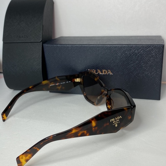 New-PRADA SPR07Y Cat Eye shape, crafted from premium Acetate. - Picture 8 of 15